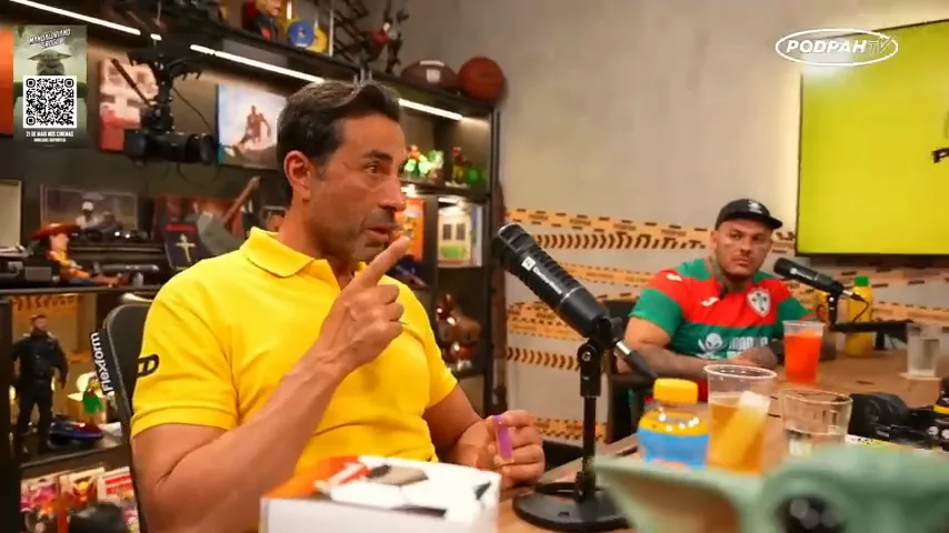 Cena original do podcast Podpah.
